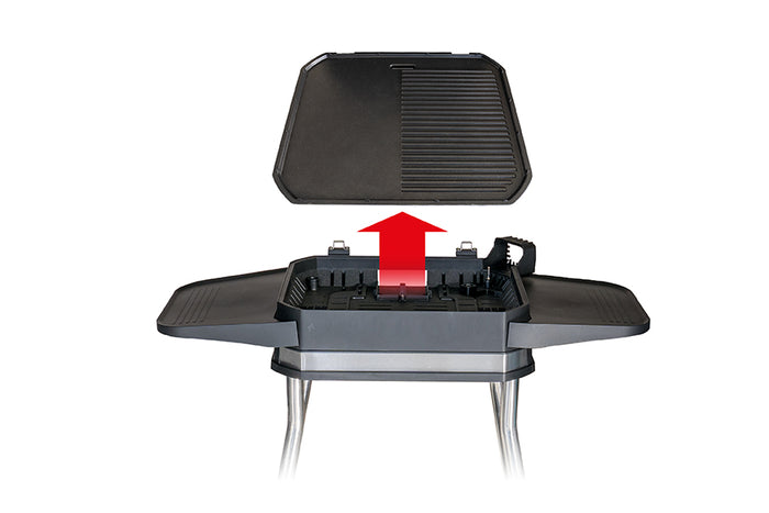 Der Unold BBQ-Stand-/Tischgrill Jimmy, abgebildet in Schwarz mit geöffnetem Deckel und einem roten Pfeil nach oben, der die Bewegung des Deckels anzeigt, verfügt über zwei Seitenablagen und steht auf vier Beinen vor einem weißen Hintergrund.