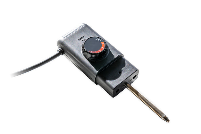 Der Unold BBQ-Stand-/Tischgrill Jimmy verfügt über einen schwarzen elektrischen Temperaturregler mit Drehregler, Metallsonde und angeschlossenem Netzkabel, alles vor weißem Hintergrund.