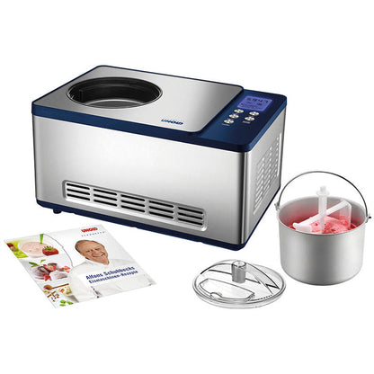 Die Unold Eismaschine Schuhbeck Exklusiv 1,5 L B-Ware in Silber und Blau verfügt über eine digitale Anzeige, ein Rezeptheft, eine Metall-Rührschüssel mit rosa Eis, einen Paddel und einen transparenten Deckel.