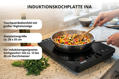 Eine Person bereitet Gemüse in einer Pfanne auf der Unold Induktionskochplatte Ina zu, einer schwarzen Induktionskochplatte, die auf einer Küchenarbeitsplatte steht. In Textfeldern werden das digitale Display des Geräts, die Größe der Glasplatte sowie der geeignete Durchmesser des Kochgeschirrs hervorgehoben.