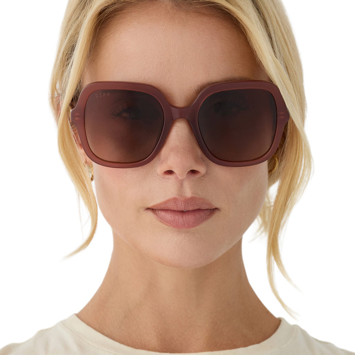on model - blonde female wearing diff eywear marlo square oversized sunglasses with a terracotta acetate frame and brown gradient lenses front view