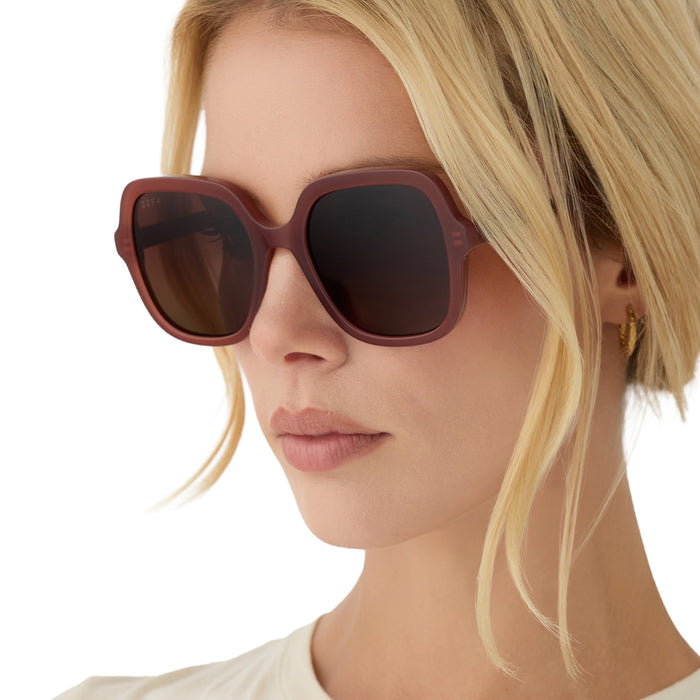 on model - blonde female wearing diff eywear marlo square oversized sunglasses with a terracotta acetate frame and brown gradient lenses angled view