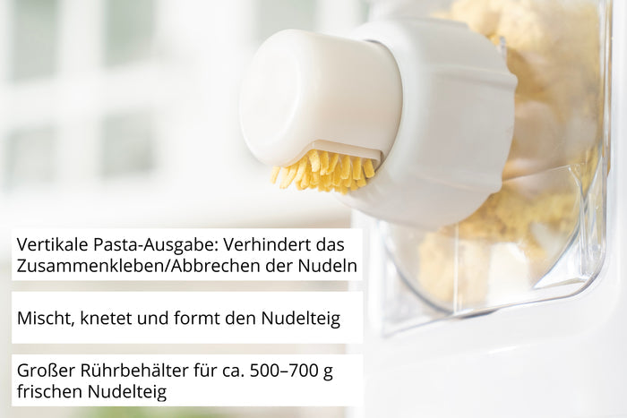 Die Unold Nudelmaschine Nora presst frischen Nudelteig durch eine Kunststofföffnung, wodurch Pasta entsteht. Daneben befindet sich ein deutschsprachiger Informationstext zum Produkt.