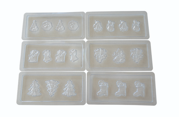 Das Unold Schokoladenform-Set Weihnachten umfasst sechs durchsichtige Kunststoffformen mit festlichen Formen – Weihnachtsbäume, Schneemänner, Glocken, Strümpfe und Ornamente –, die auf beigem Hintergrund in zwei Reihen mit jeweils drei Formen dargestellt sind.