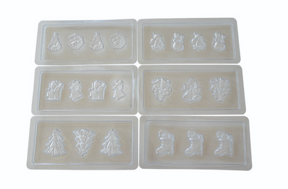 Das Unold Schokoladenform-Set Weihnachten umfasst sechs durchsichtige Kunststoffformen mit festlichen Formen – Weihnachtsbäume, Schneemänner, Glocken, Strümpfe und Ornamente –, die auf beigem Hintergrund in zwei Reihen mit jeweils drei Formen dargestellt sind.