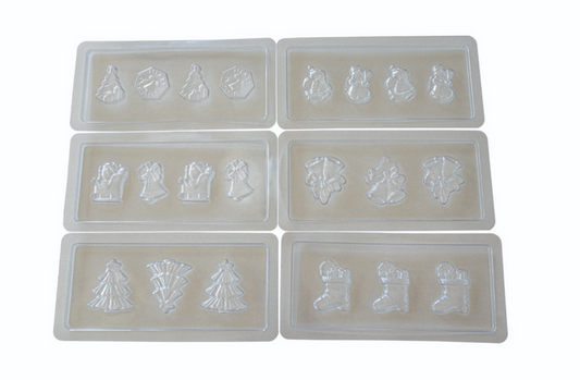 Das Unold Schokoladenform-Set Weihnachten umfasst sechs durchsichtige Kunststoffformen mit festlichen Formen – Weihnachtsbäume, Schneemänner, Glocken, Strümpfe und Ornamente –, die auf beigem Hintergrund in zwei Reihen mit jeweils drei Formen dargestellt sind.