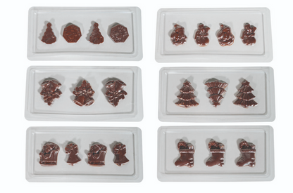 Das Unold Schokoladenform-Set Weihnachten umfasst sechs durchsichtige Schalen, die jeweils vier festliche Schokoladenformen – Weihnachtsbäume, Strümpfe, Weihnachtsmänner, Engel und Teddybären – auf weißem Hintergrund formen.