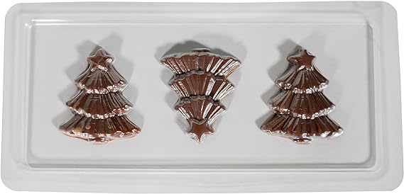 Drei Schokoladen-Weihnachtsbäume aus dem Unold Schokoladenform-Set Weihnachten sind in einer Reihe auf einem weißen rechteckigen Tablett angeordnet, jeder mit geschichteten Zweigen und einem Stern an der Spitze.