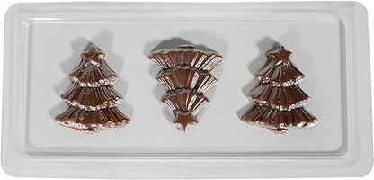 Drei Schokoladen-Weihnachtsbäume aus dem Unold Schokoladenform-Set Weihnachten sind in einer Reihe auf einem weißen rechteckigen Tablett angeordnet, jeder mit geschichteten Zweigen und einem Stern an der Spitze.