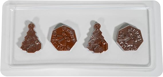 Das Unold Schokoladenform-Set Weihnachten umfasst vier Pralinen in einer Kunststoffschale: zwei in Form von Weihnachtsbäumen und zwei in Achteckform, jeweils mit eingeprägtem festlichem Weihnachtsmotiv.