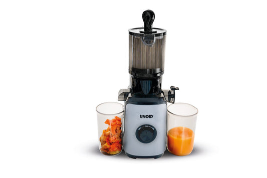 Der Unold Slow Juicer Sam in Silber und Schwarz steht zwischen zwei Gläsern – eines mit Fruchtmark, das andere mit frischem Orangensaft – auf weißem Untergrund.