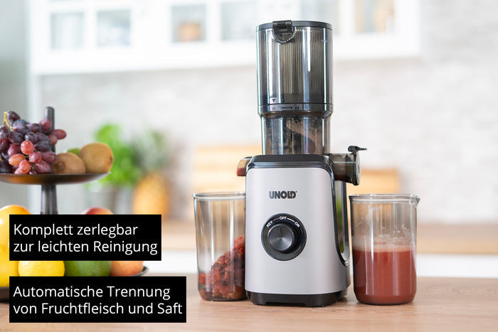 Der Unold Slow Juicer Sam steht auf einer Küchentheke mit Behältern für getrenntes Fruchtfleisch und Saft. Der deutsche Text hebt die einfache Reinigung und die automatische Trennung hervor. Im Hintergrund ist eine Obstschale zu sehen.