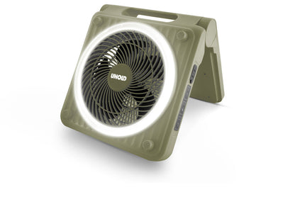 Der Unold Camping Solarventilator ist ein quadratischer, tragbarer elektrischer Ventilator mit einem kreisförmigen LED-Licht um die Flügel und „Unold“ in der Mitte, der aufrecht auf klappbaren Beinen steht.