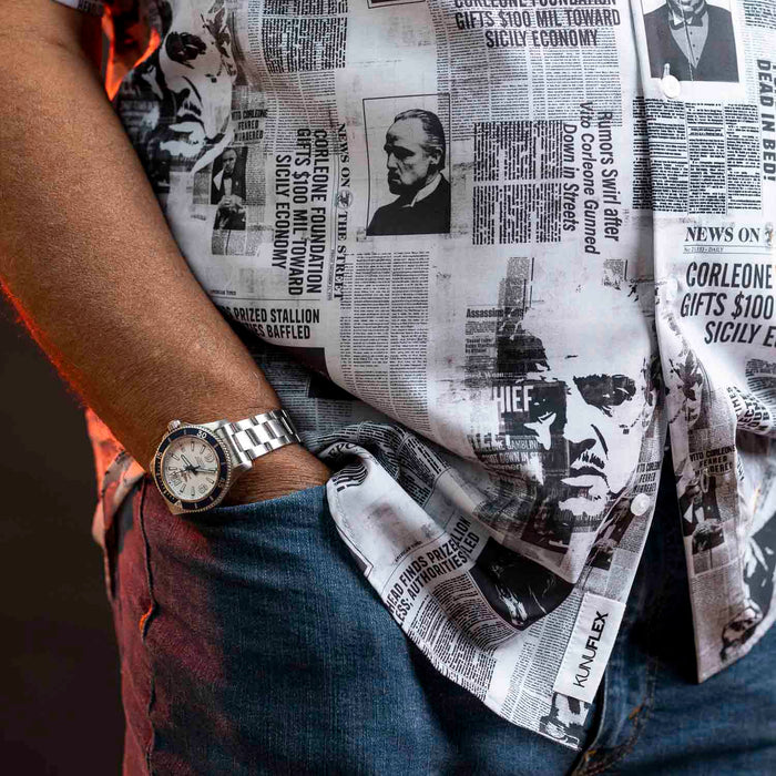 RSVLTS RSVLTS The Godfather “Headlines” – KUNUFLEX Short Sleeve Shirt